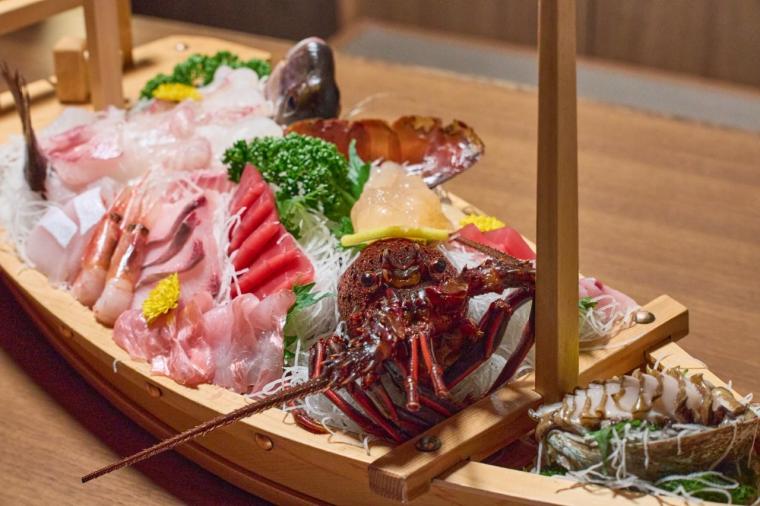 伊豆の海も夕焼けも温泉で満喫！14もの貸切風呂と豪華舟盛りが楽しめる「ニューとみよし」