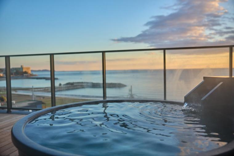 伊豆の海も夕焼けも温泉で満喫！14もの貸切風呂と豪華舟盛りが楽しめる「ニューとみよし」