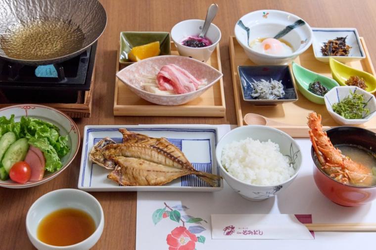 伊豆の海も夕焼けも温泉で満喫！14もの貸切風呂と豪華舟盛りが楽しめる「ニューとみよし」