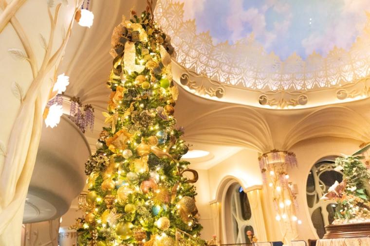 特別な 1 日を。クリスマスだけの光と魔法に包まれた「ディズニーホテル」へ