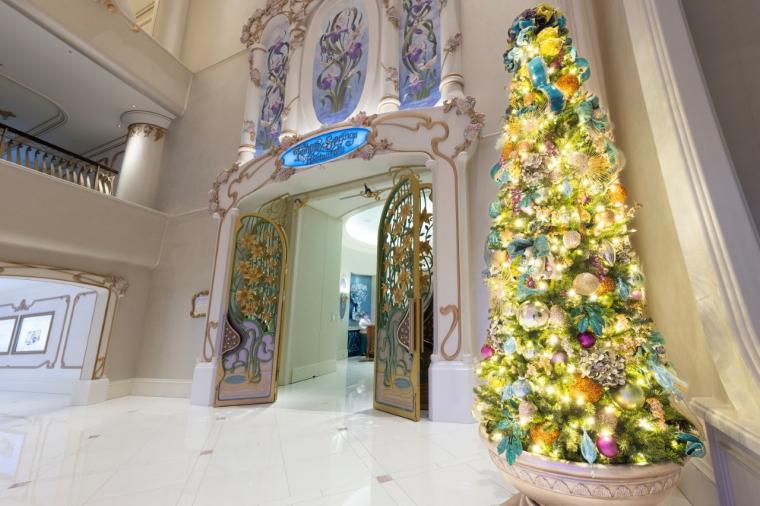 特別な 1 日を。クリスマスだけの光と魔法に包まれた「ディズニーホテル」へ