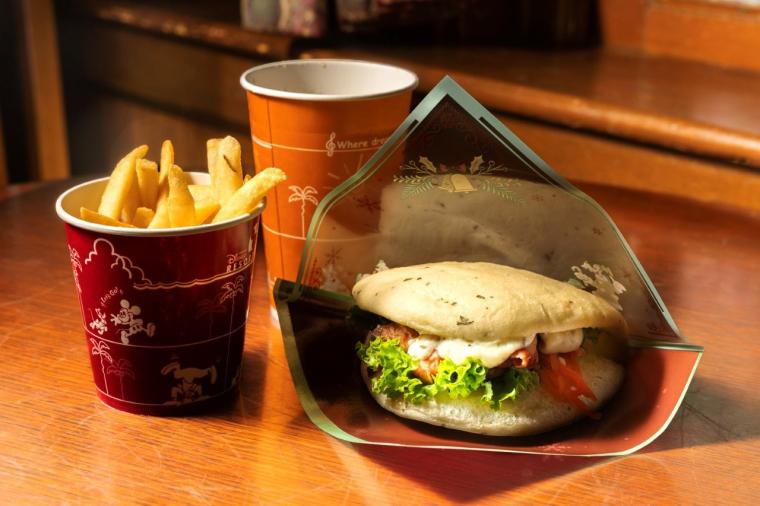 美しいツリーや歌声に感動。心に光が灯る、東京ディズニーシーのクリスマス