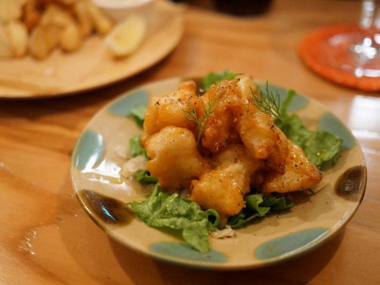 味の秘訣は衣にビール！？絶品フィッシュ＆チップスが楽しめるカウンターのお店【札幌・北18条駅新店】