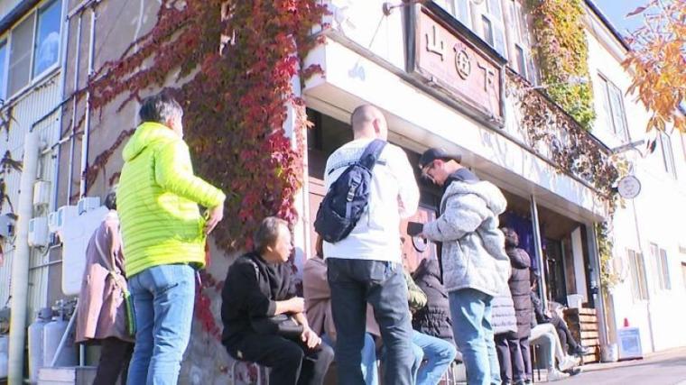 レトロな洋服店で「ラーメン店」？名物塩ラーメンとこぼれイクラの丼にリピーター続出