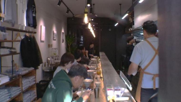 レトロな洋服店で「ラーメン店」？名物塩ラーメンとこぼれイクラの丼にリピーター続出