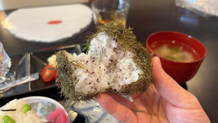 高岡まちなかでワンコイン朝ごはん【MANALANI Cafe】富山米おにぎり2個・味噌汁・ひとくち惣菜2品が500円