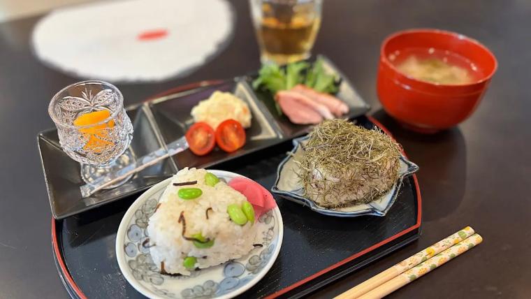 高岡まちなかでワンコイン朝ごはん【MANALANI Cafe】富山米おにぎり2個・味噌汁・ひとくち惣菜2品が500円