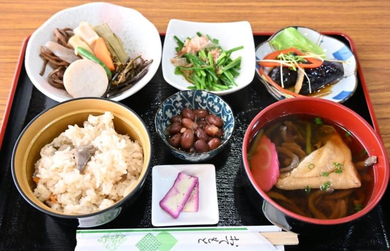 茅葺き屋根の古民家で梼原の味をまるごと堪能「農家レストラン くさぶき」