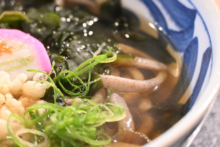 【高知】名物！紫黒うどんは必食！「直販所 山と川」