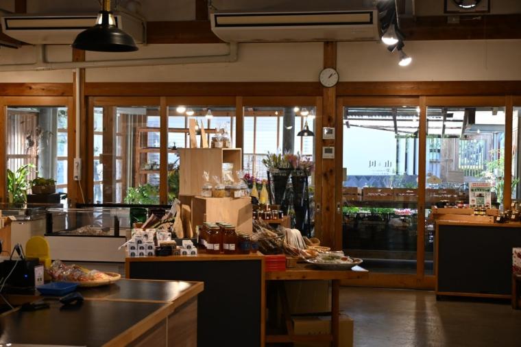 【高知】名物！紫黒うどんは必食！「直販所 山と川」