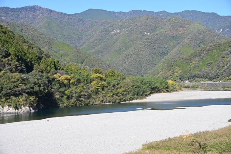 【高知】名物！紫黒うどんは必食！「直販所 山と川」