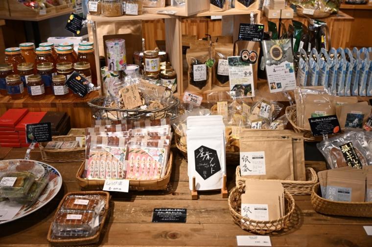 【高知】名物！紫黒うどんは必食！「直販所 山と川」