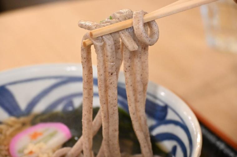 【高知】名物！紫黒うどんは必食！「直販所 山と川」