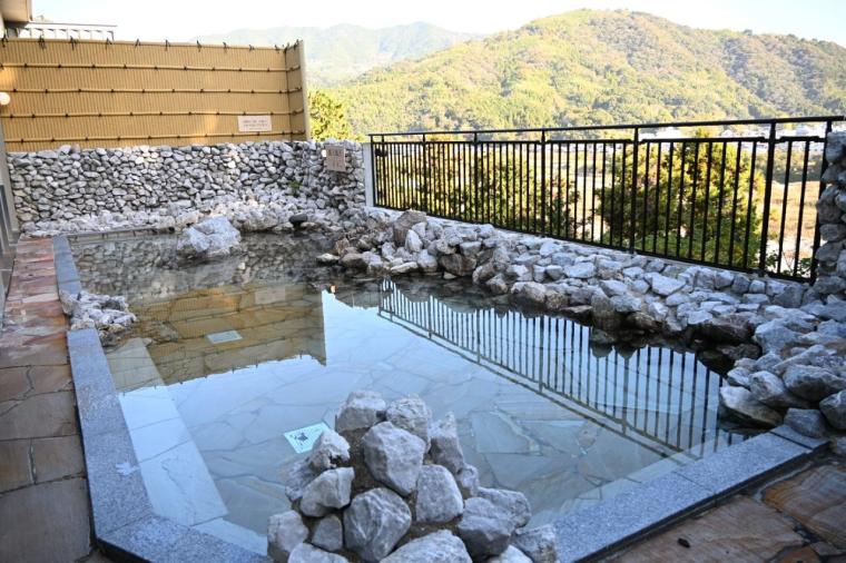 仁淀川を望む天然温泉×サンゴライト化粧水風呂も「亀の井ホテル 高知」