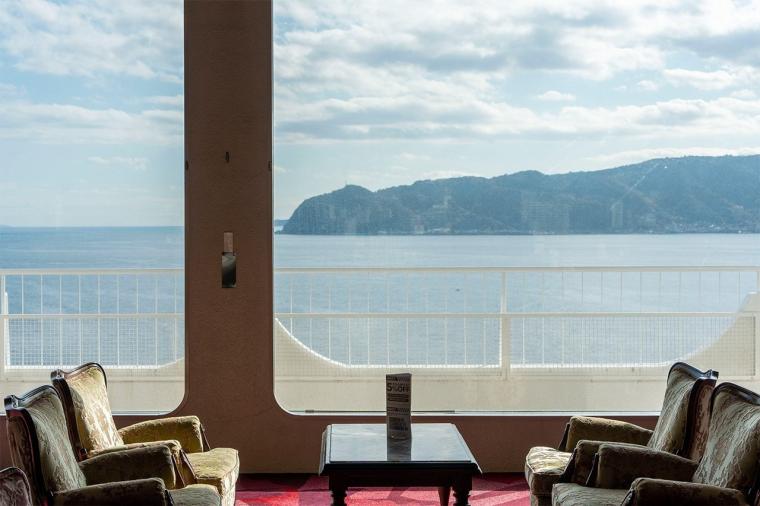 昭和レトロ、温泉、海を大満喫！ホテルニューアカオのオーシャン・ウイングで船旅気分