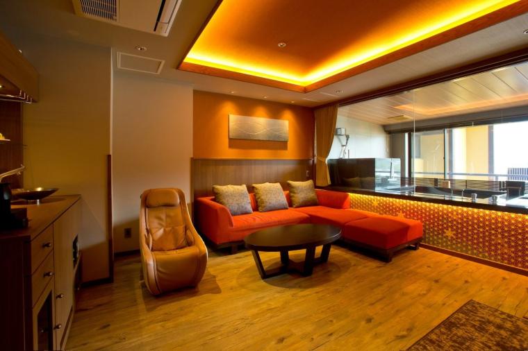 幻想的な厳島神社を一望。老舗宿「錦水館」で、地元の美味と温泉を堪能する大人の贅沢旅