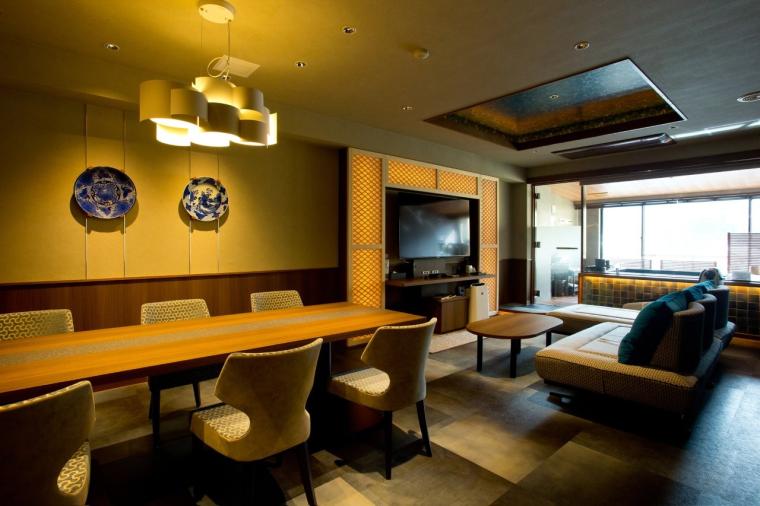 幻想的な厳島神社を一望。老舗宿「錦水館」で、地元の美味と温泉を堪能する大人の贅沢旅