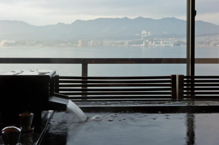 幻想的な厳島神社を一望。老舗宿「錦水館」で、地元の美味と温泉を堪能する大人の贅沢旅