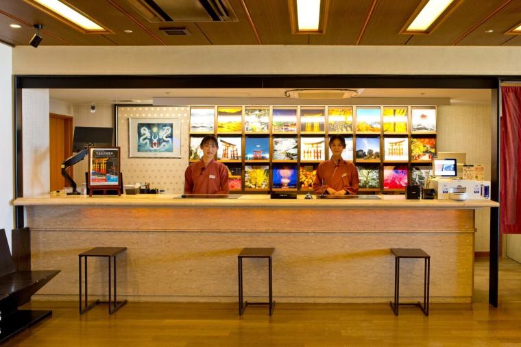 幻想的な厳島神社を一望。老舗宿「錦水館」で、地元の美味と温泉を堪能する大人の贅沢旅