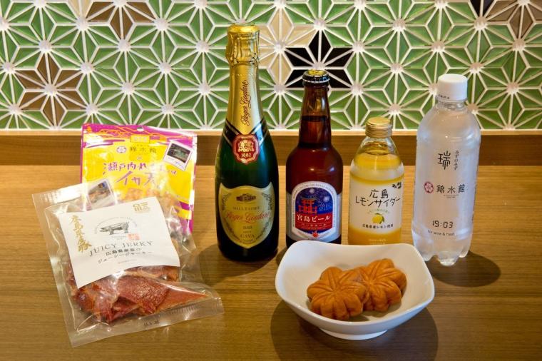 幻想的な厳島神社を一望。老舗宿「錦水館」で、地元の美味と温泉を堪能する大人の贅沢旅