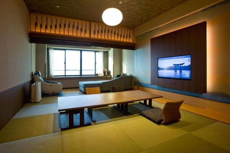 幻想的な厳島神社を一望。老舗宿「錦水館」で、地元の美味と温泉を堪能する大人の贅沢旅