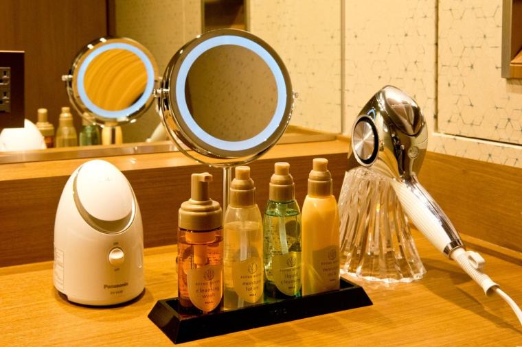 幻想的な厳島神社を一望。老舗宿「錦水館」で、地元の美味と温泉を堪能する大人の贅沢旅