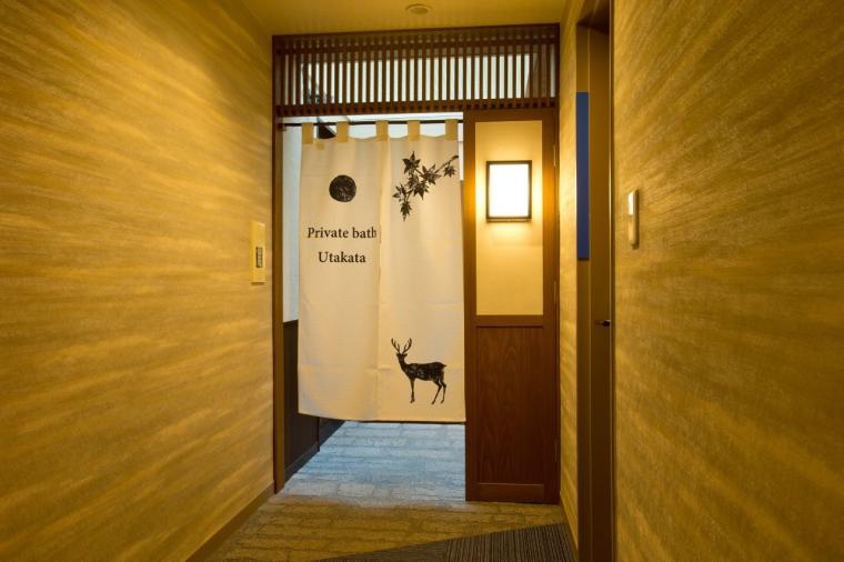 幻想的な厳島神社を一望。老舗宿「錦水館」で、地元の美味と温泉を堪能する大人の贅沢旅