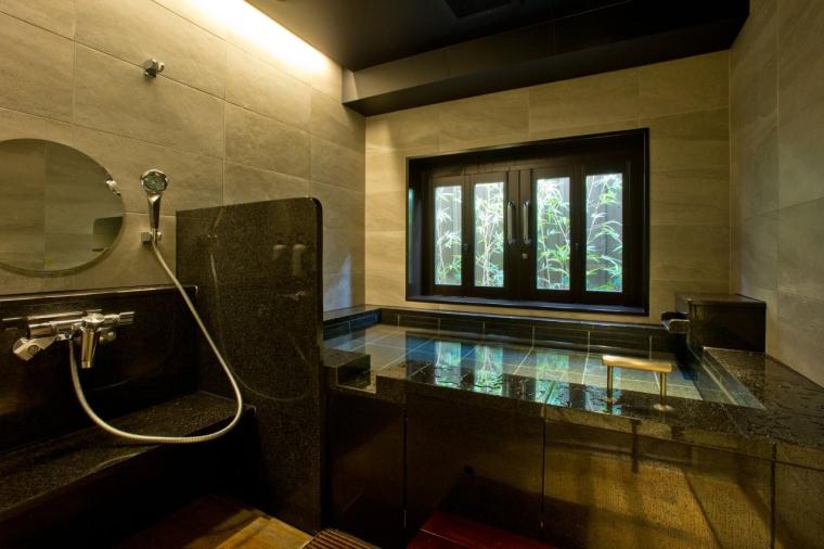 幻想的な厳島神社を一望。老舗宿「錦水館」で、地元の美味と温泉を堪能する大人の贅沢旅