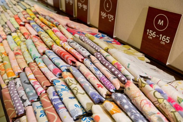 幻想的な厳島神社を一望。老舗宿「錦水館」で、地元の美味と温泉を堪能する大人の贅沢旅