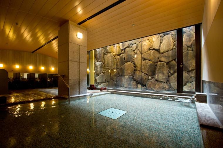 幻想的な厳島神社を一望。老舗宿「錦水館」で、地元の美味と温泉を堪能する大人の贅沢旅