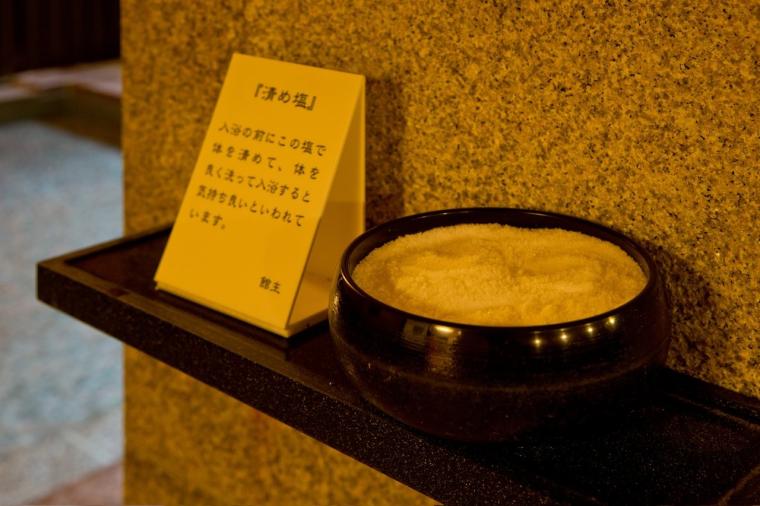 幻想的な厳島神社を一望。老舗宿「錦水館」で、地元の美味と温泉を堪能する大人の贅沢旅