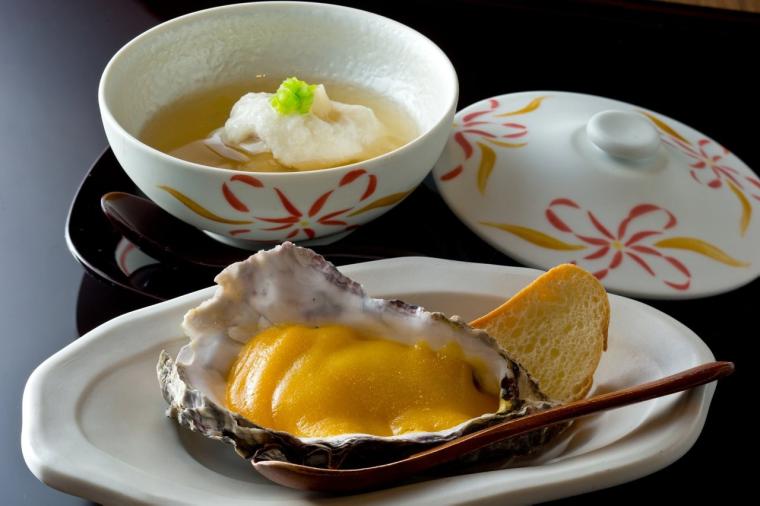 幻想的な厳島神社を一望。老舗宿「錦水館」で、地元の美味と温泉を堪能する大人の贅沢旅