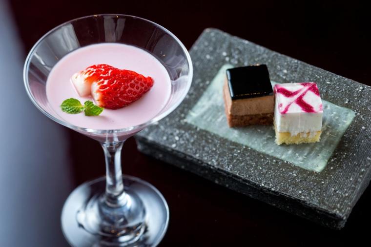 幻想的な厳島神社を一望。老舗宿「錦水館」で、地元の美味と温泉を堪能する大人の贅沢旅