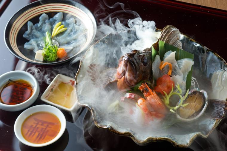 幻想的な厳島神社を一望。老舗宿「錦水館」で、地元の美味と温泉を堪能する大人の贅沢旅