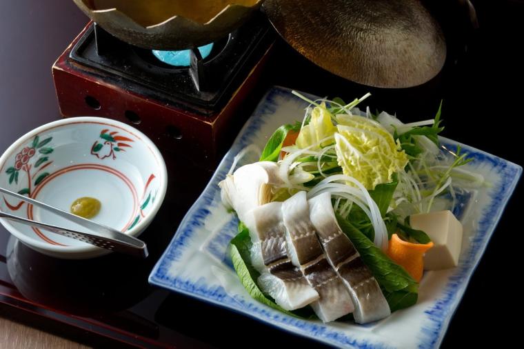 幻想的な厳島神社を一望。老舗宿「錦水館」で、地元の美味と温泉を堪能する大人の贅沢旅