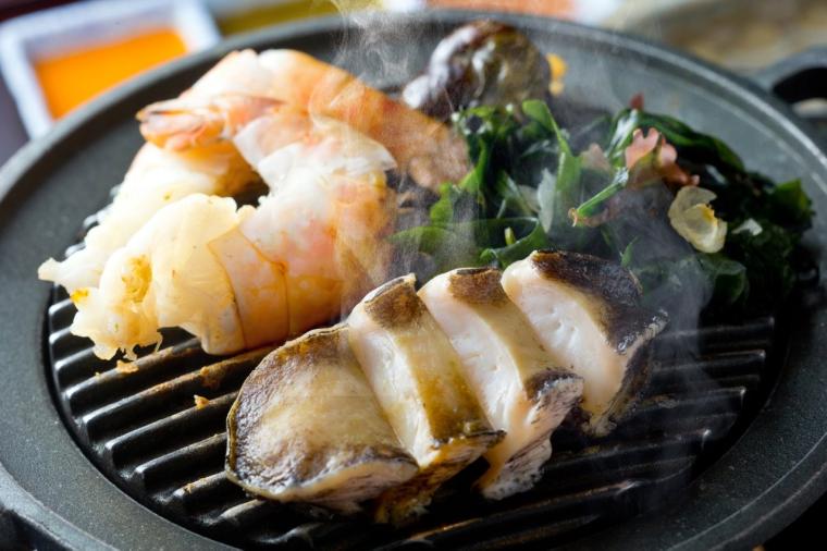 幻想的な厳島神社を一望。老舗宿「錦水館」で、地元の美味と温泉を堪能する大人の贅沢旅