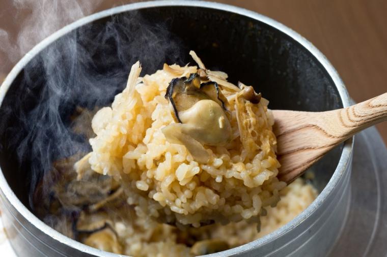 幻想的な厳島神社を一望。老舗宿「錦水館」で、地元の美味と温泉を堪能する大人の贅沢旅