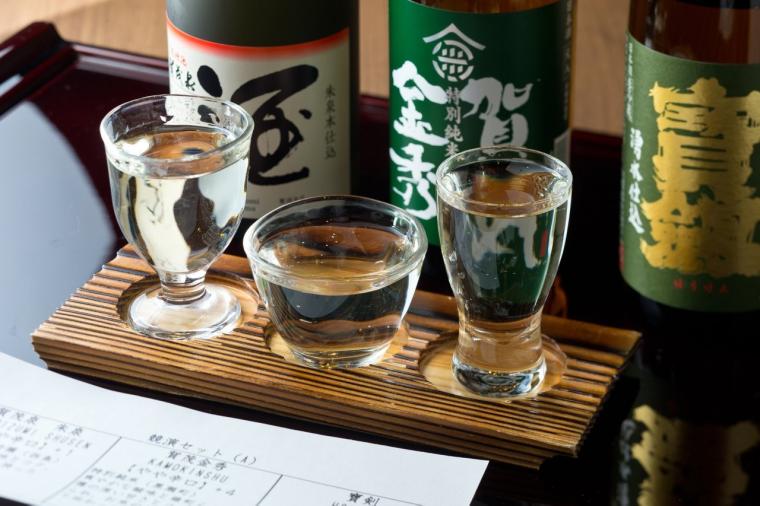 幻想的な厳島神社を一望。老舗宿「錦水館」で、地元の美味と温泉を堪能する大人の贅沢旅