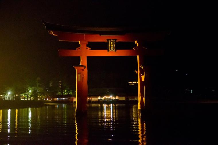 幻想的な厳島神社を一望。老舗宿「錦水館」で、地元の美味と温泉を堪能する大人の贅沢旅