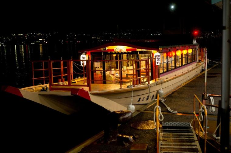 幻想的な厳島神社を一望。老舗宿「錦水館」で、地元の美味と温泉を堪能する大人の贅沢旅