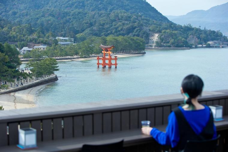 幻想的な厳島神社を一望。老舗宿「錦水館」で、地元の美味と温泉を堪能する大人の贅沢旅