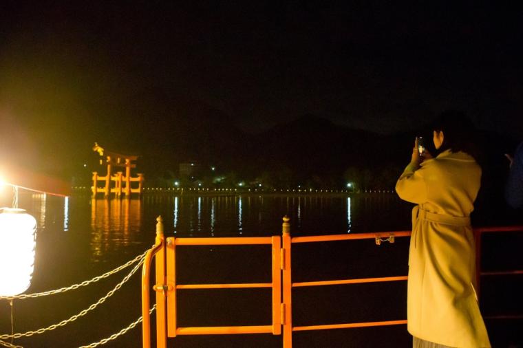幻想的な厳島神社を一望。老舗宿「錦水館」で、地元の美味と温泉を堪能する大人の贅沢旅