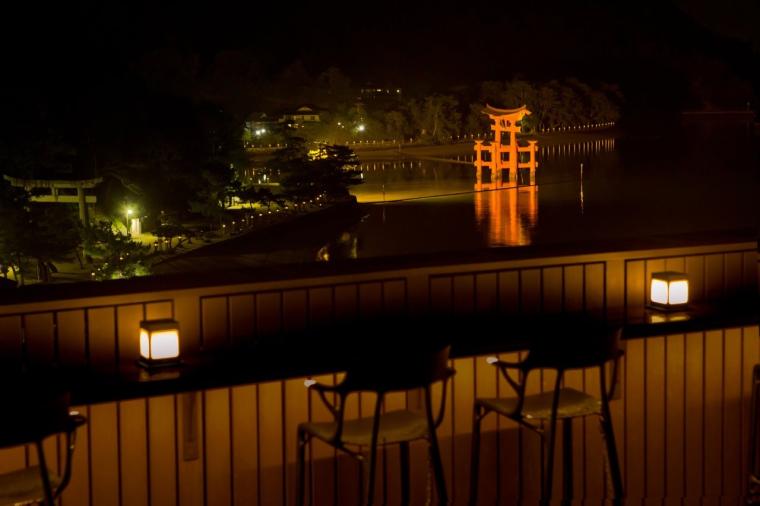 幻想的な厳島神社を一望。老舗宿「錦水館」で、地元の美味と温泉を堪能する大人の贅沢旅