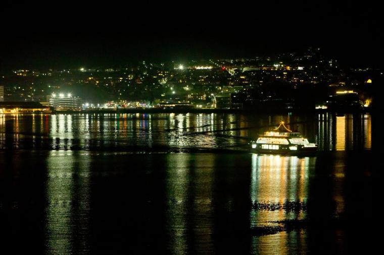 幻想的な厳島神社を一望。老舗宿「錦水館」で、地元の美味と温泉を堪能する大人の贅沢旅