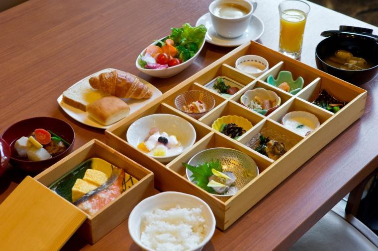 幻想的な厳島神社を一望。老舗宿「錦水館」で、地元の美味と温泉を堪能する大人の贅沢旅