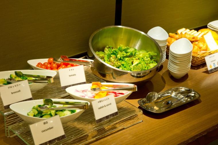 幻想的な厳島神社を一望。老舗宿「錦水館」で、地元の美味と温泉を堪能する大人の贅沢旅