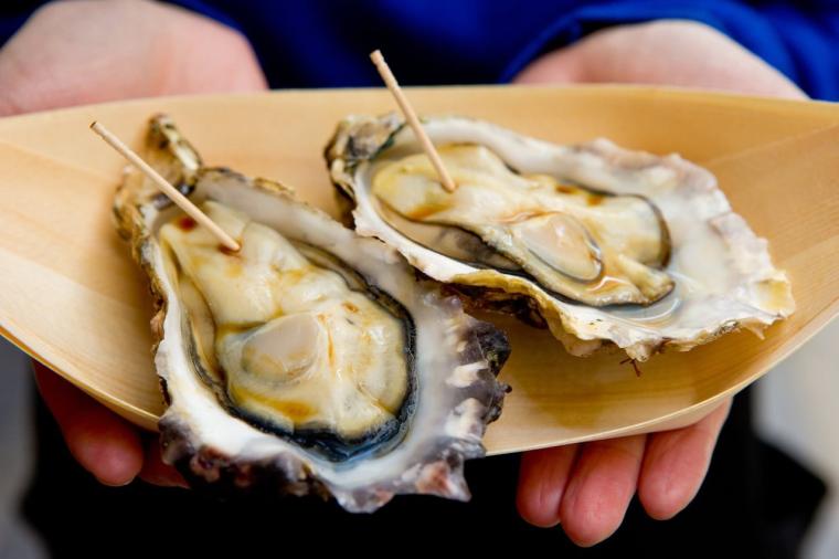 幻想的な厳島神社を一望。老舗宿「錦水館」で、地元の美味と温泉を堪能する大人の贅沢旅
