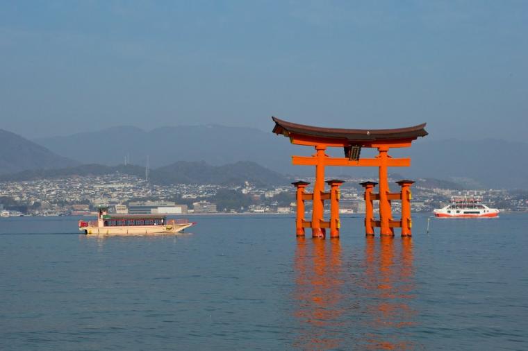 幻想的な厳島神社を一望。老舗宿「錦水館」で、地元の美味と温泉を堪能する大人の贅沢旅