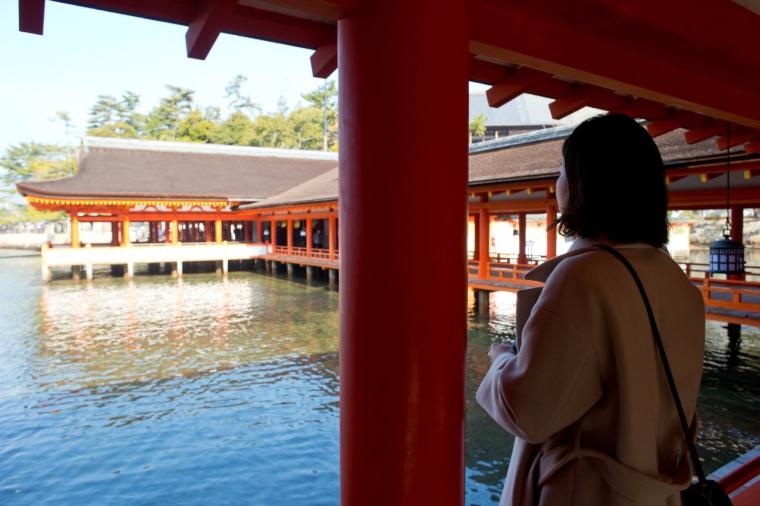幻想的な厳島神社を一望。老舗宿「錦水館」で、地元の美味と温泉を堪能する大人の贅沢旅