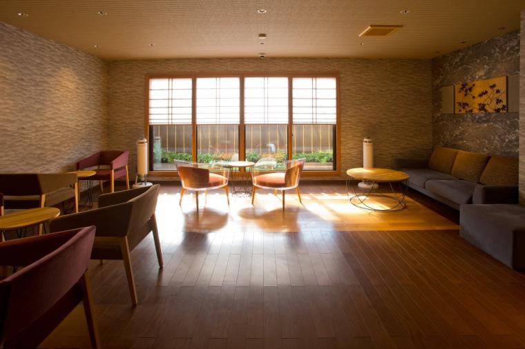 幻想的な厳島神社を一望。老舗宿「錦水館」で、地元の美味と温泉を堪能する大人の贅沢旅